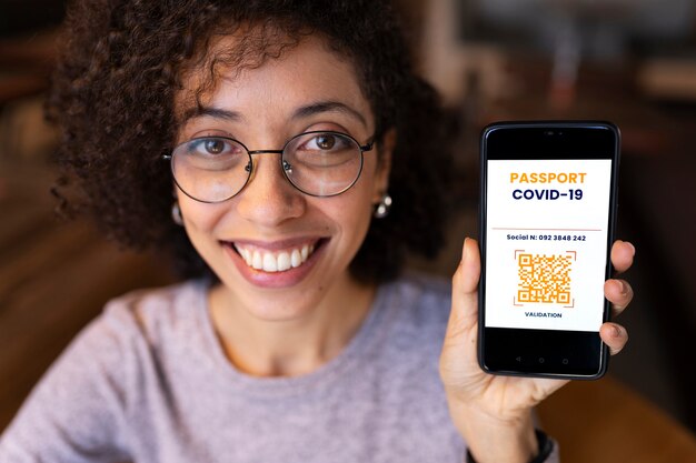 Smiley femme avec passeport santé