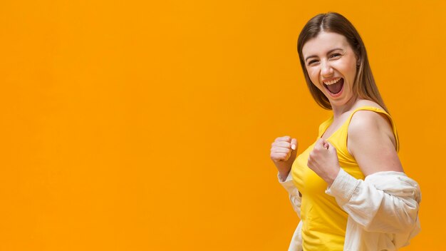 Smiley femme avec les poings prêts à se battre