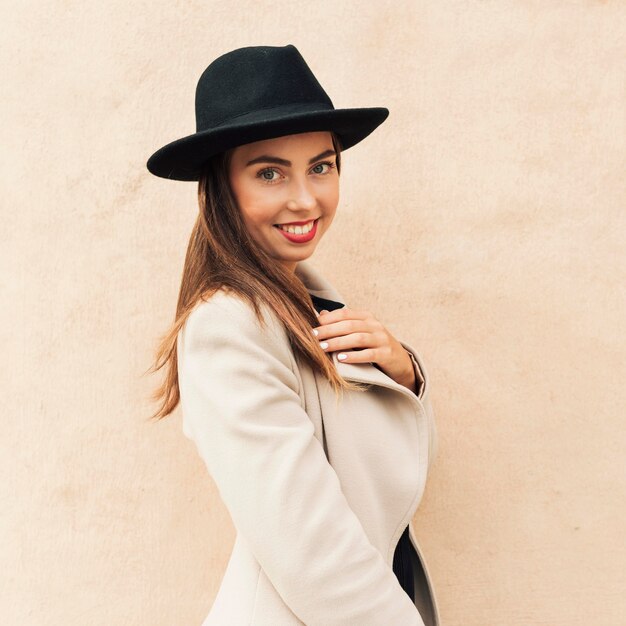 Smiley femme portant un chapeau noir