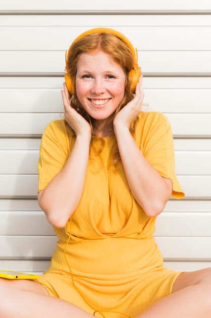 Smiley femme portant des écouteurs