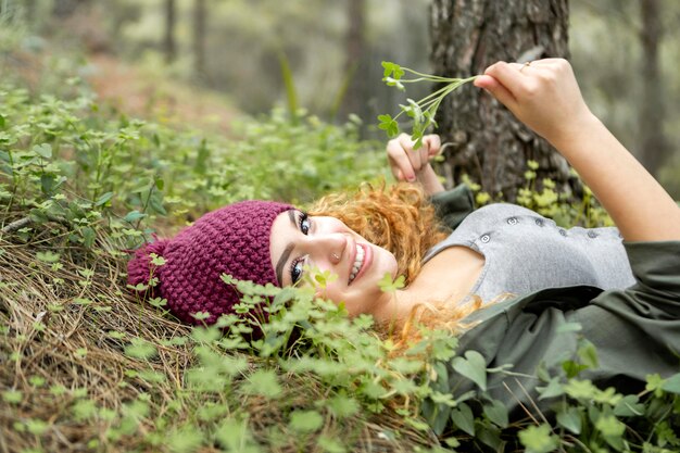 Smiley femme portant sur l'herbe