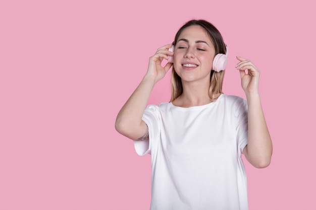 Smiley femme posant avec une chemise blanche coup moyen