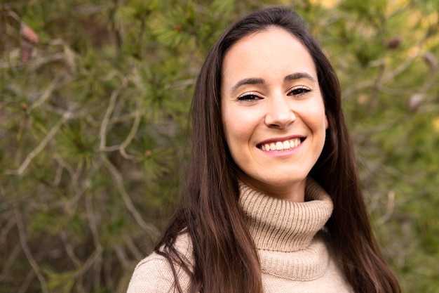 Photo gratuite smiley femme posant à l'extérieur dans la nature