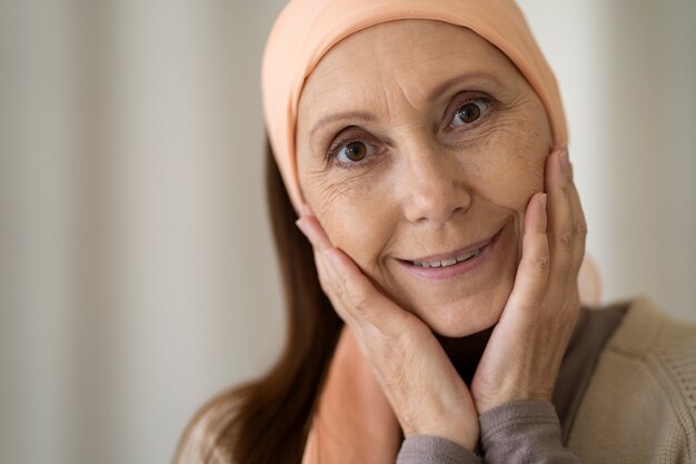 Smiley femme posant à l'intérieur vue de face