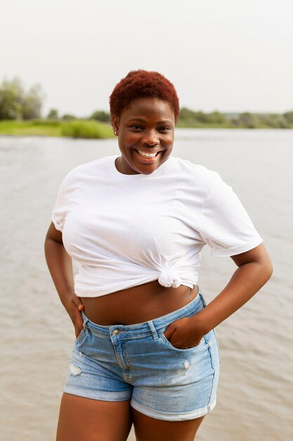 Smiley femme posant à la plage