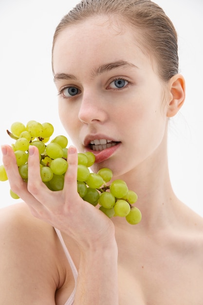 Smiley femme posant avec des raisins