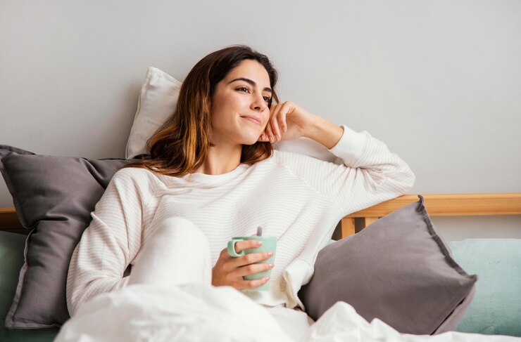 Photo gratuit smiley femme prenant un café au lit