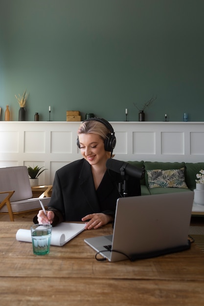 Smiley femme prenant des notes grand angle