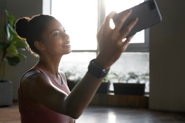 Photo gratuite smiley femme prenant selfie vue de côté