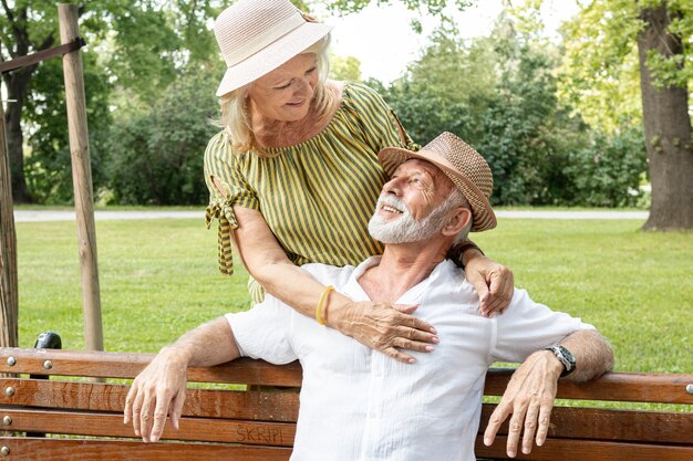 Smiley femme regardant dans ses yeux d'homme