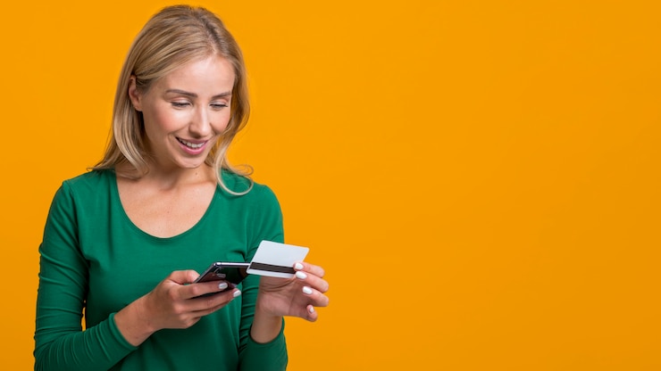 Photo gratuit smiley femme remplissant ses informations de carte de crédit sur smartphone