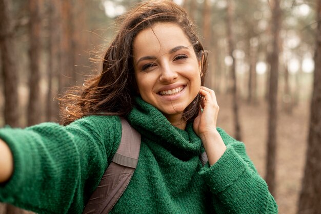 Smiley femme avec sac à dos