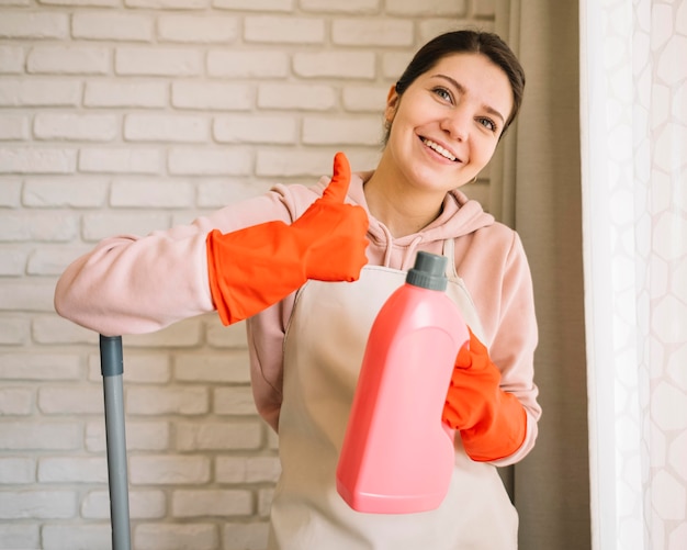 Smiley femme tenant une bouteille