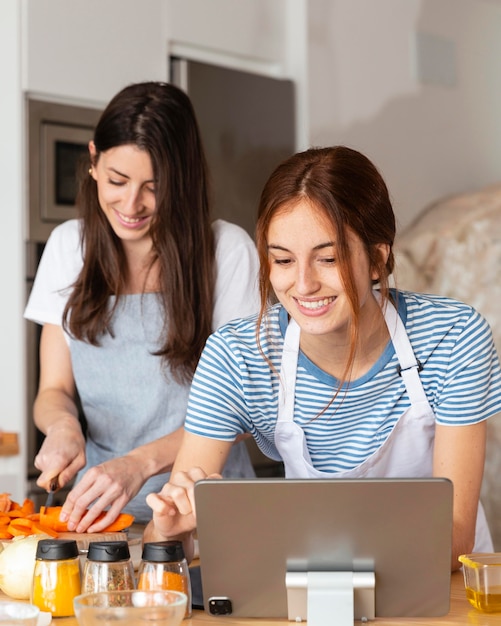 Photo gratuite smiley femmes à la maison coup moyen