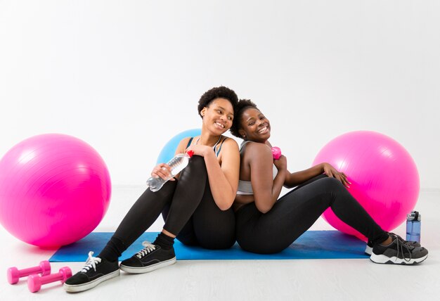 Smiley femmes en pause de formation