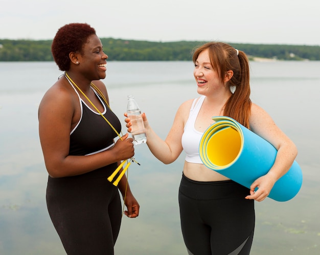 Smiley femmes prenant une pause de l'exercice