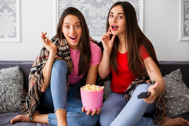 Smiley femmes regardant la caméra