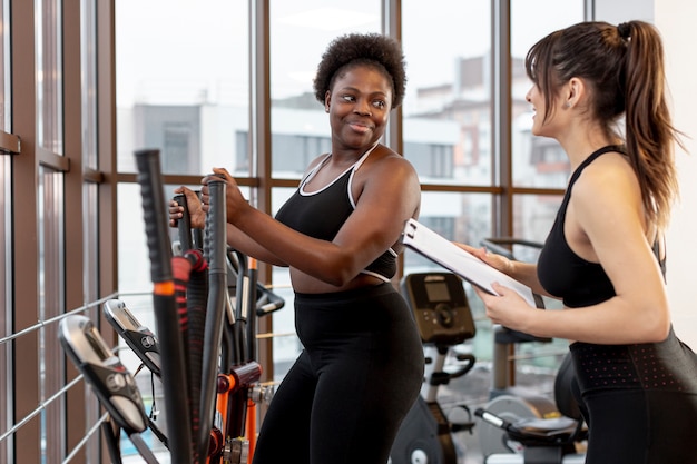 Smiley femmes travaillant sur tapis roulant