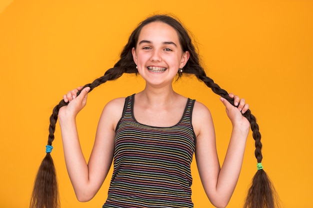 Smiley fille avec de longues tresses