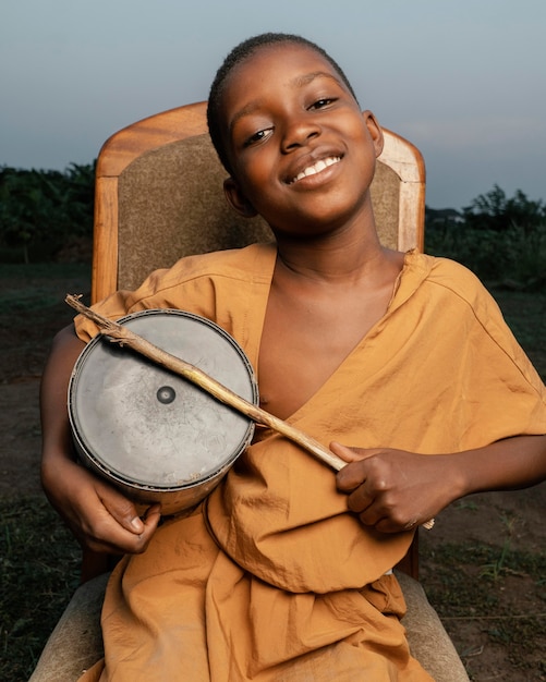 Photo gratuite smiley garçon jouant du tambour