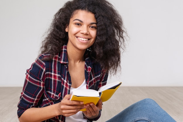 Smiley girl lisant un livre