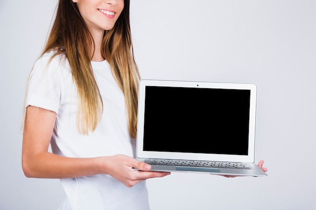 Smiley girl avec son ordinateur portable