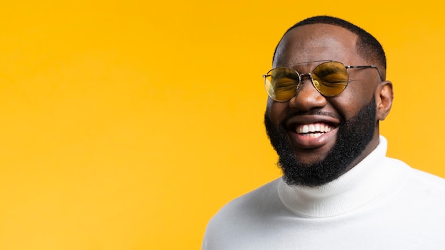 Photo gratuite smiley homme copie avec des lunettes de soleil