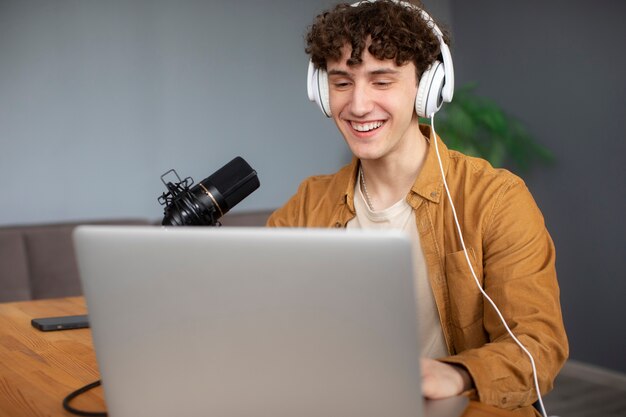 Smiley homme enregistrant la vue latérale du podcast