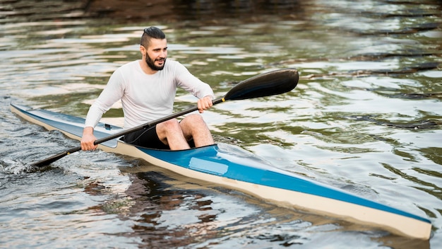 Smiley homme plein tir tenant aviron