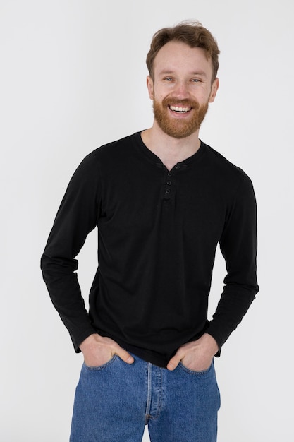 Smiley homme portant une chemise noire coup moyen