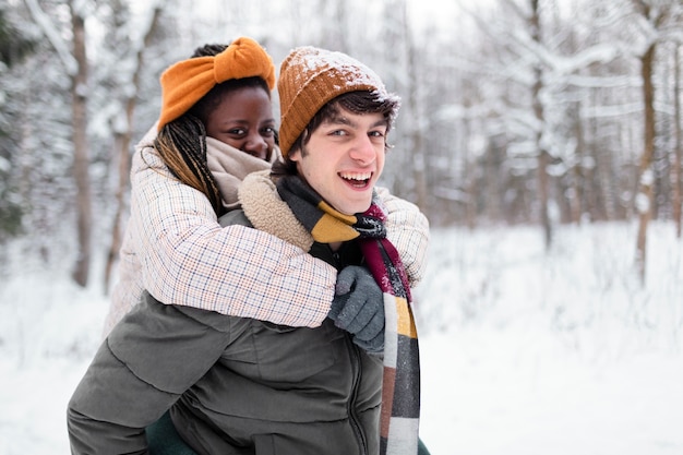 Smiley homme portant une femme coup moyen