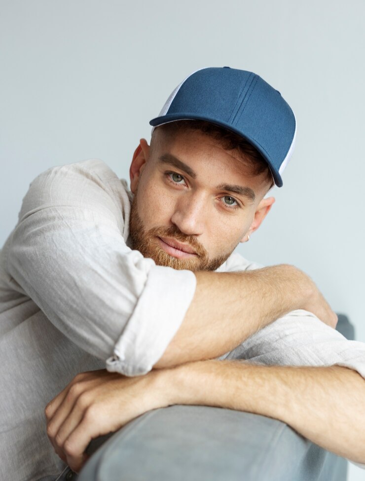 Photo gratuit smiley homme posant avec chapeau de camionneur coup moyen