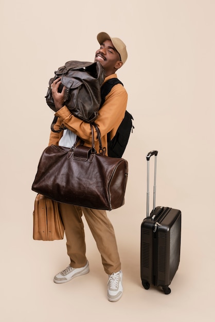 Smiley homme tenant des sacs plein coup