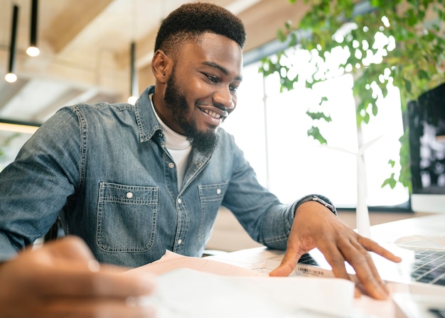 Smiley homme travaillant sur le plan moyen du projet