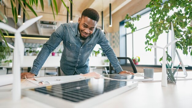 Smiley homme travaillant sur un projet