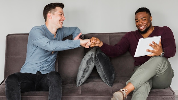 Smiley hommes travaillant pendant la pandémie et les coups de poing