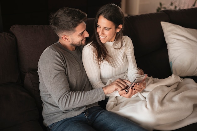 Smiley jeune couple se regardant