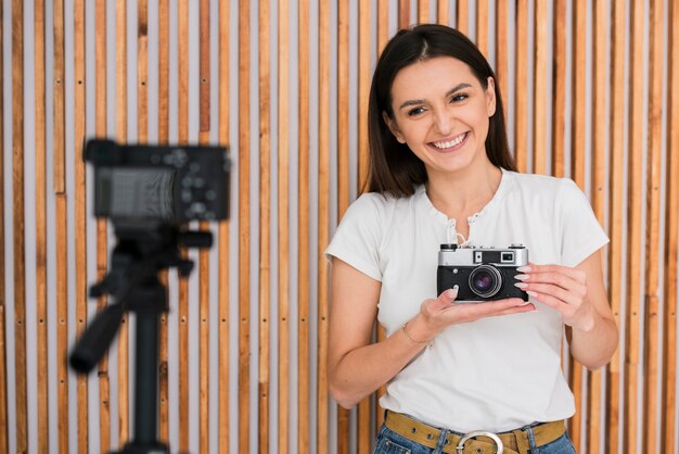 Smiley jeune femme émettant en direct