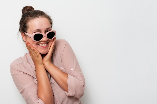 Photo gratuite smiley jeune femme avec des lunettes de soleil