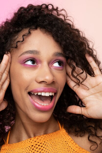 Smiley jeune fille posant vue de face