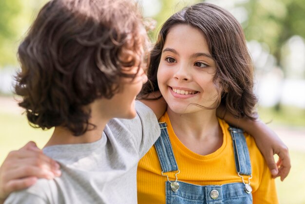 Smiley jeunes amis étreignant