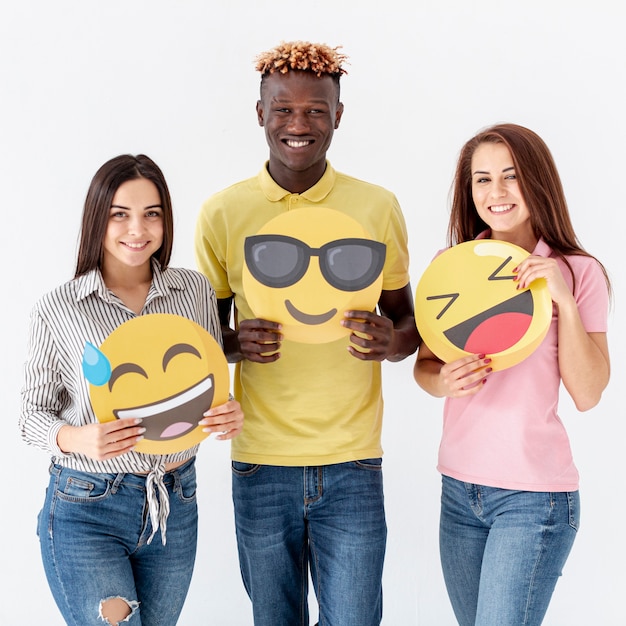 Photo gratuite smiley jeunes amis tenant emoji