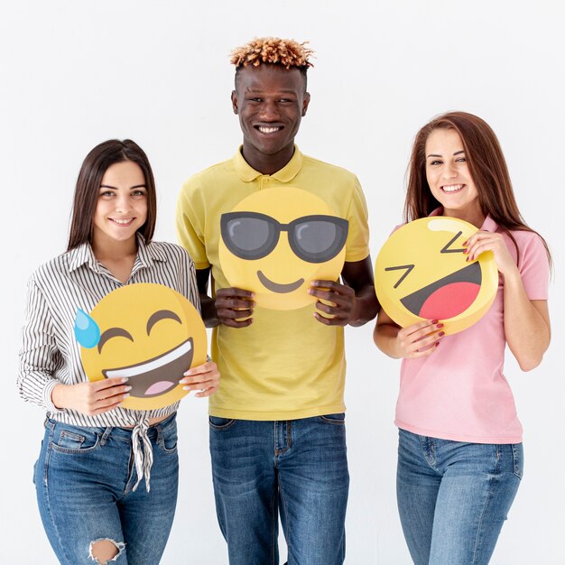 Smiley jeunes amis tenant emoji