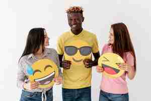 Photo gratuite smiley jeunes amis tenant emoji