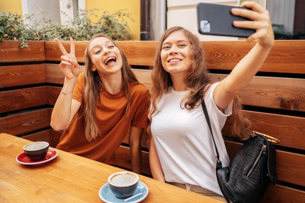 Smiley jeunes femmes prenant un selfie