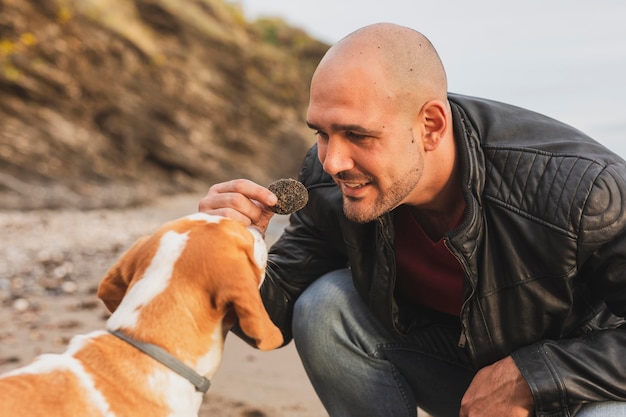 Photo gratuite smiley man alimentation chien