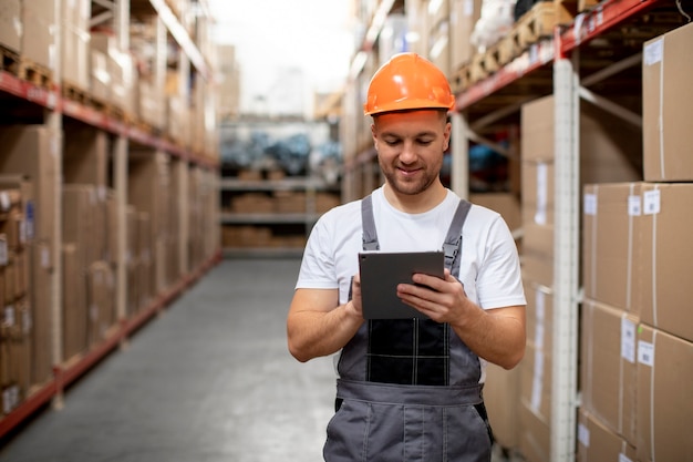 Smiley man holding tablet coup moyen