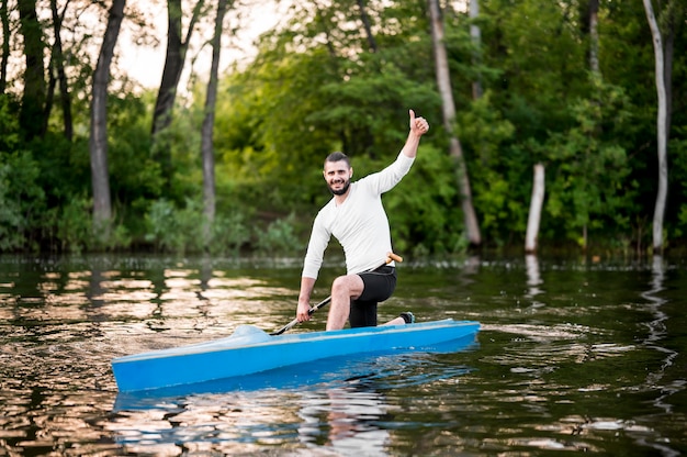 Smiley man in kayak montrant l'approbation