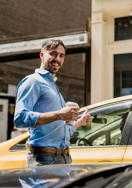 Smiley man pause café en ville