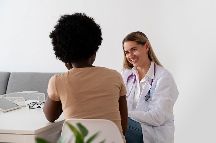 Photo gratuit smiley médecin et patient coup moyen